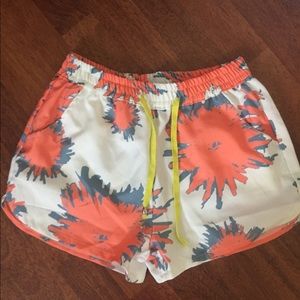 Drawstring shorts with contrasting tie size small